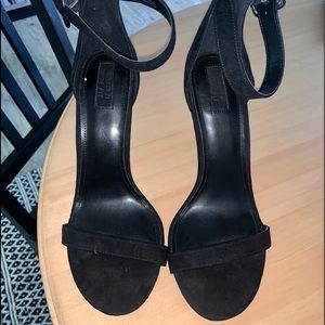 Black strap heals from FOREVER21